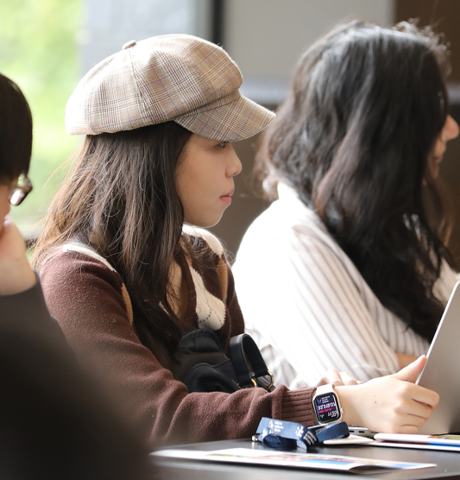 Brunette student wearing a hat